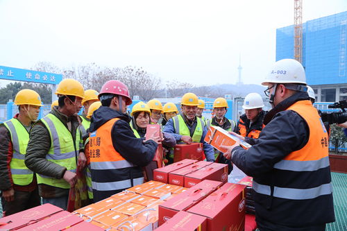 中建八局四公司农民工公益年货大集开进建筑工地